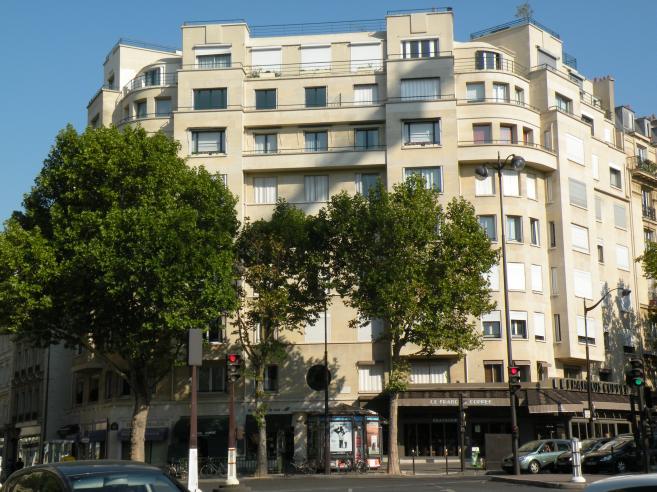  immeuble style années 30, 7e. Dans cet immeuble vécut Léon-Paul Fargues.